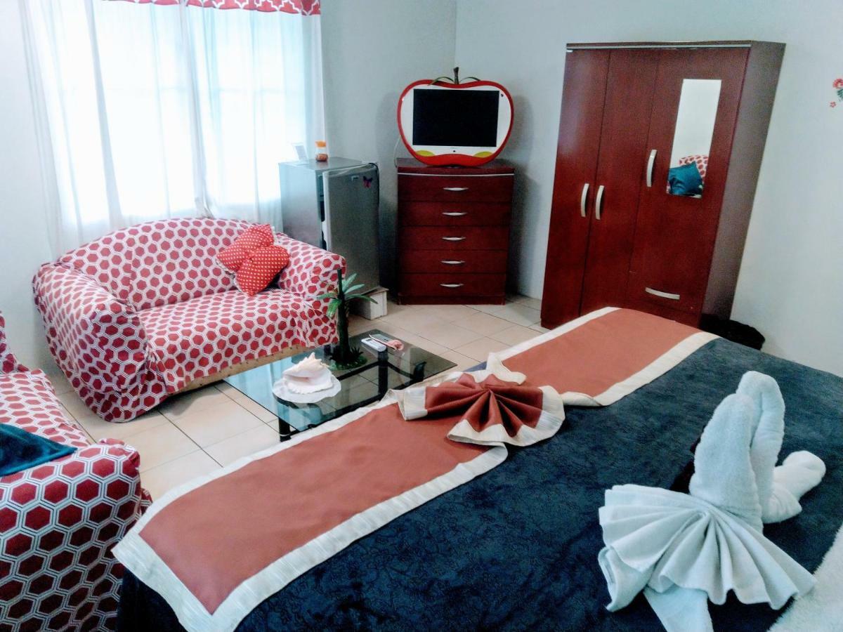 더 레드 헛 인 벨리즈 시티 외부 사진